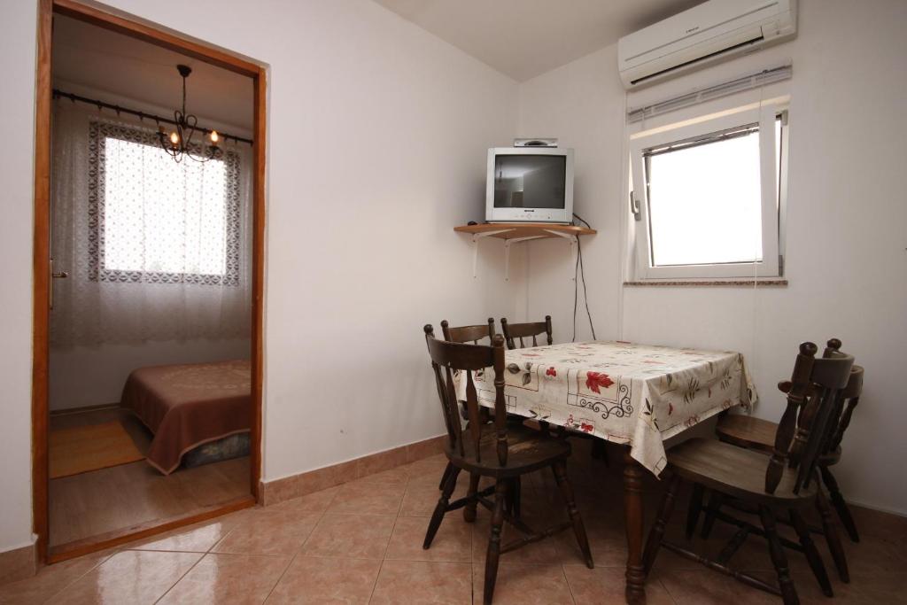 Televízia a/alebo spoločenská miestnosť v ubytovaní Apartments with a parking space Bibinje, Zadar - 6160