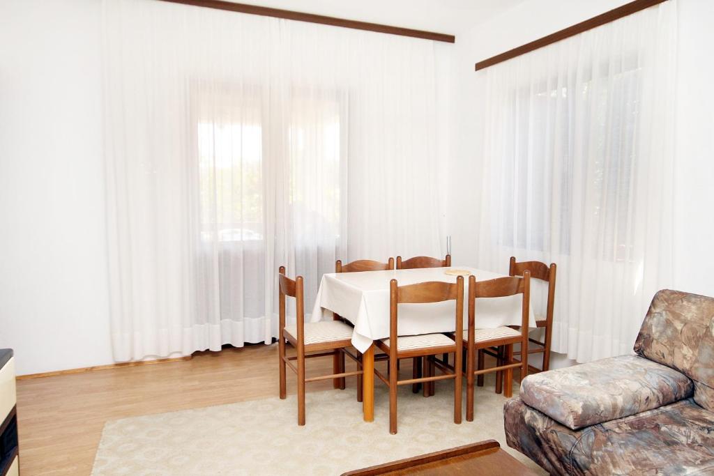 Zdjęcie z galerii obiektu Apartments with a parking space Sabunike, Zadar - 6127 w mieście Privlaka