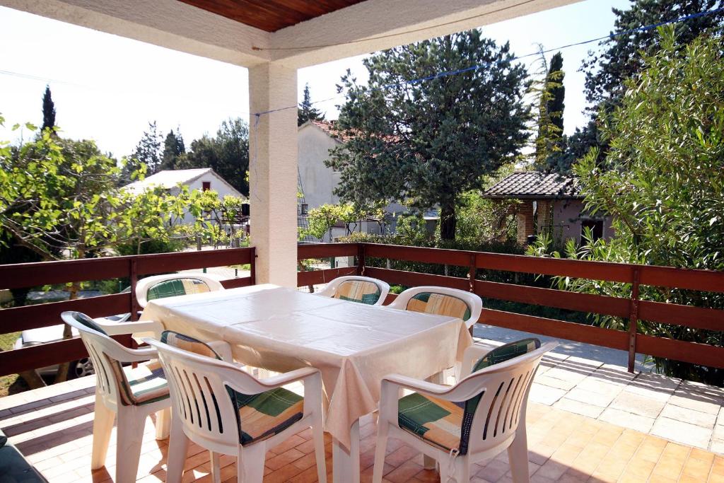 Zdjęcie z galerii obiektu Apartments with a parking space Sabunike, Zadar - 6127 w mieście Privlaka