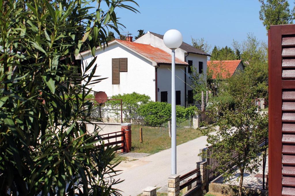 Zdjęcie z galerii obiektu Apartments with a parking space Sabunike, Zadar - 6127 w mieście Privlaka