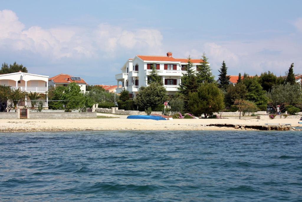 une maison sur une plage au bord de l'eau dans l'établissement Apartment Vrsi - Mulo 6155b, à Vrsi