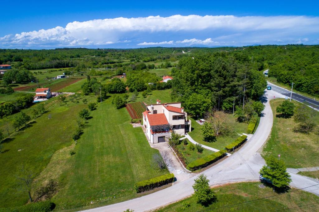 una vista aérea de una casa y una carretera en Apartments with a parking space Manjadvorci, Marcana - 7445 en Barban