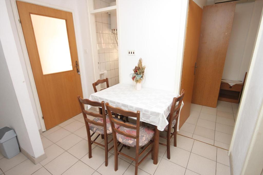 Fotografia z galérie ubytovania Apartments with a parking space Medici, Omis - 7483 v Mimiciach