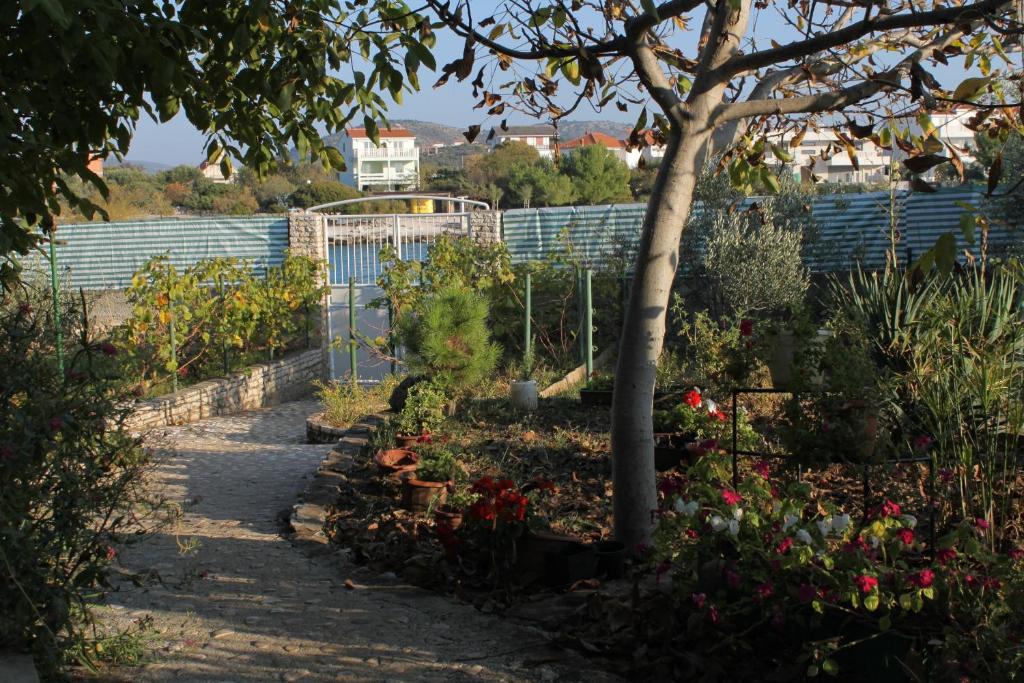 Vonkajšia záhrada v ubytovaní Apartments by the sea Rogoznica - 7499