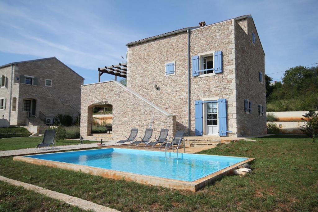 a brick house with a swimming pool in the yard at Family friendly house with a swimming pool Skrapi, Central Istria - Sredisnja Istra - 7526 in Brajkovići
