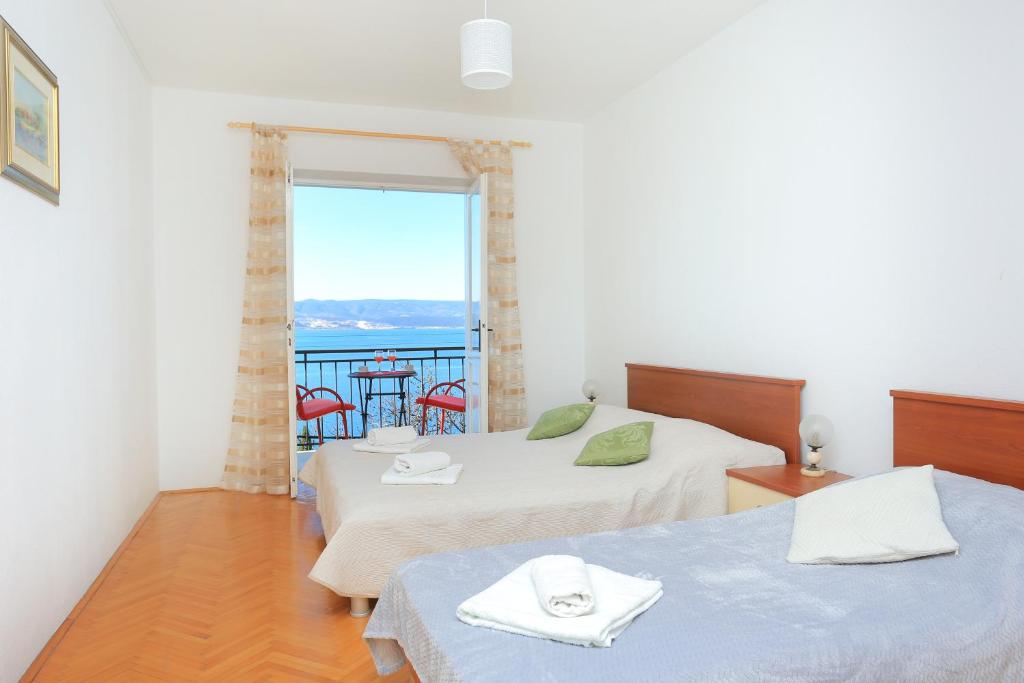 Posteľ alebo postele v izbe v ubytovaní Apartments by the sea Mimice, Omis - 7522