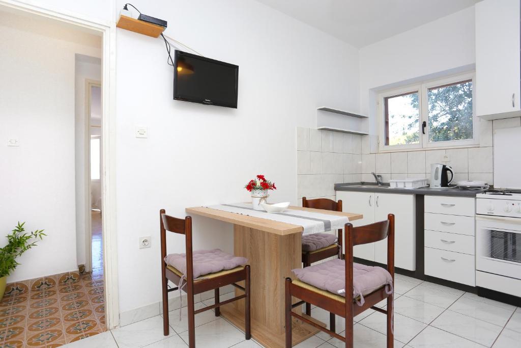 Kuchyňa alebo kuchynka v ubytovaní Apartments by the sea Mimice, Omis - 7522