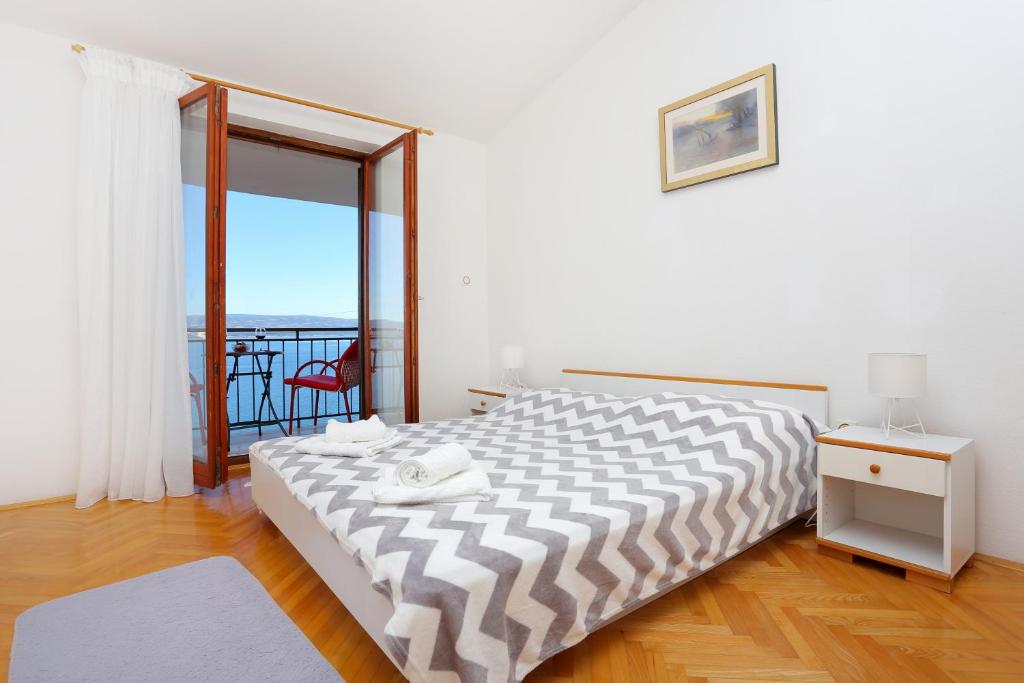 Posteľ alebo postele v izbe v ubytovaní Apartments by the sea Mimice, Omis - 7522