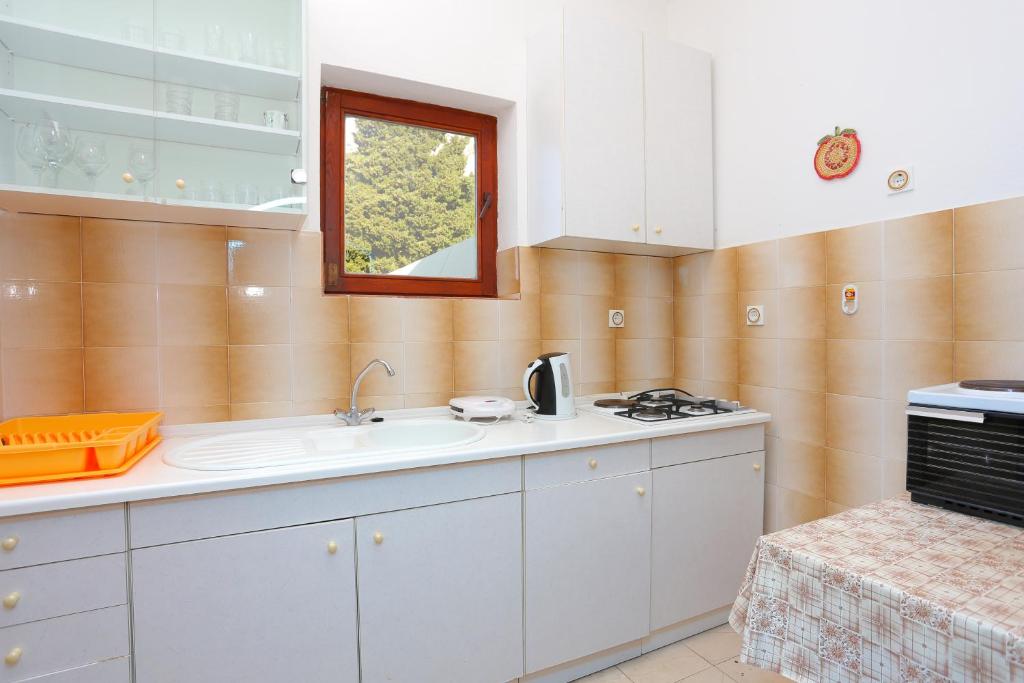 Kuchyňa alebo kuchynka v ubytovaní Apartments by the sea Mimice, Omis - 7522