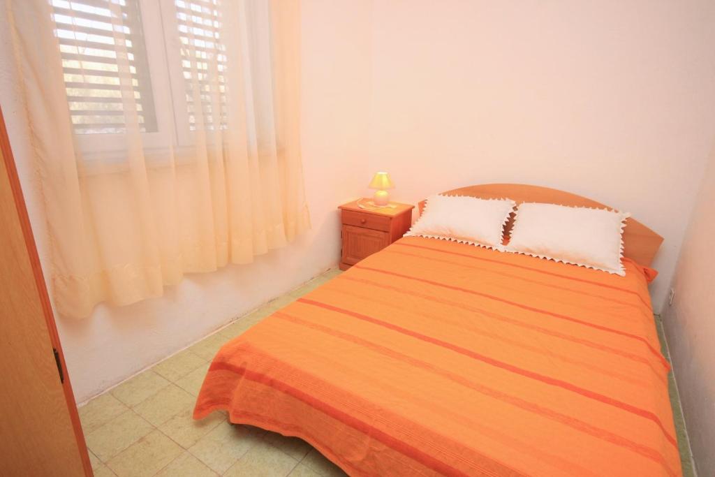 Posteľ alebo postele v izbe v ubytovaní Apartments with parking spaces Rogoznica - 7541