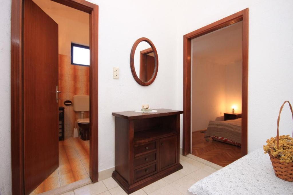 Posteľ alebo postele v izbe v ubytovaní Apartments with parking spaces Rogoznica - 7541
