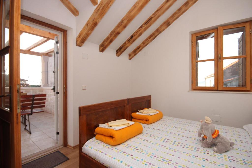 Seaside holiday house Kastel Novi, Kastela - 7554 - Casa De Vacaciones De Tres Habitaciones