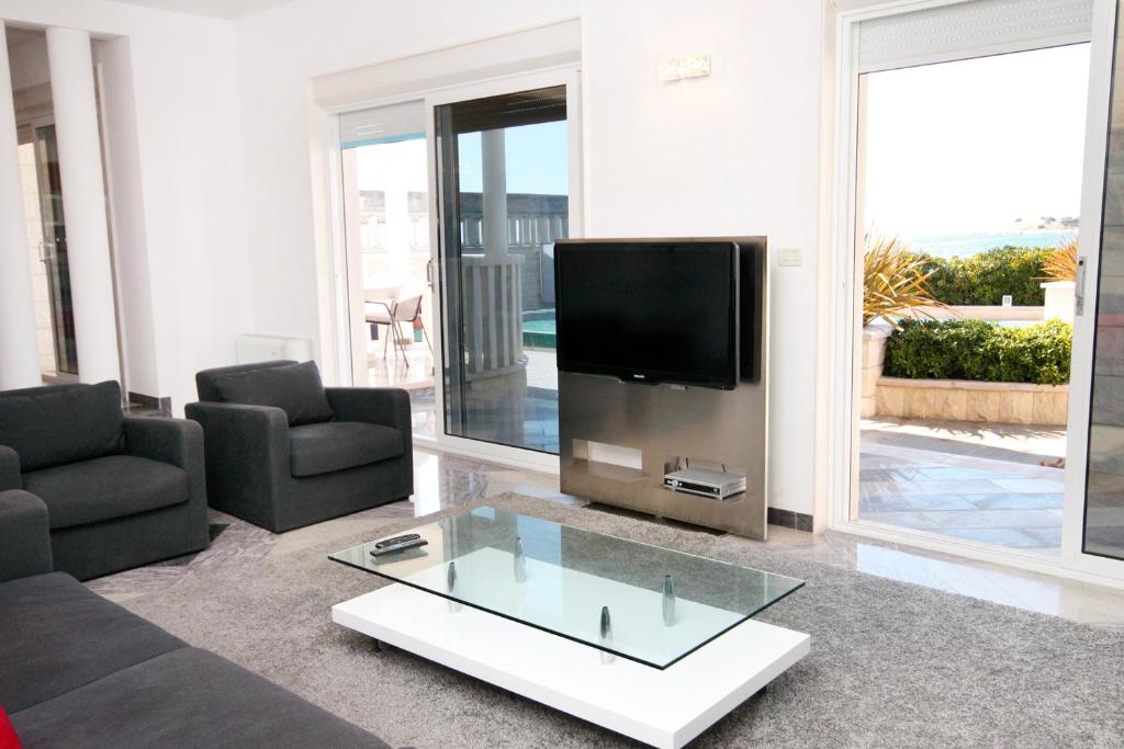 TV a/nebo společenská místnost v ubytování Family friendly apartments with a swimming pool Rogoznica - 7557
