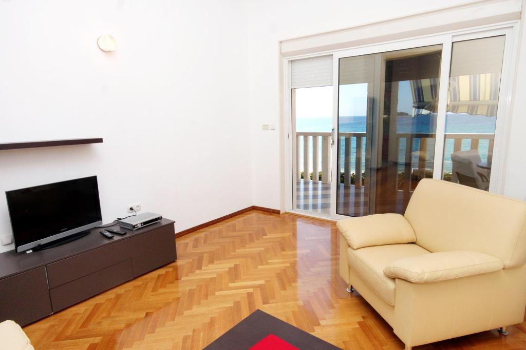 Posezení v ubytování Family friendly apartments with a swimming pool Rogoznica - 7557