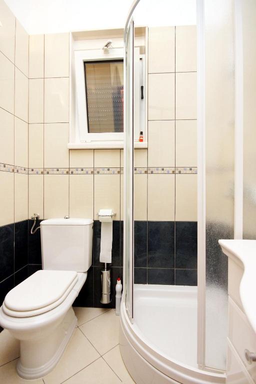 Koupelna v ubytování Family friendly apartments with a swimming pool Rogoznica - 7557