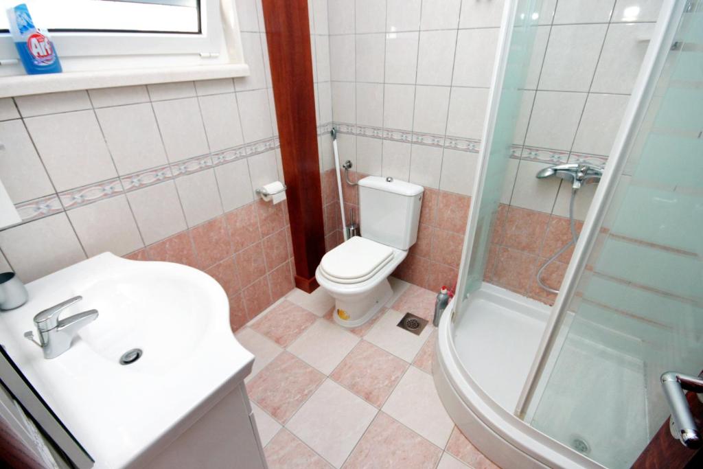 Koupelna v ubytování Family friendly apartments with a swimming pool Rogoznica - 7557