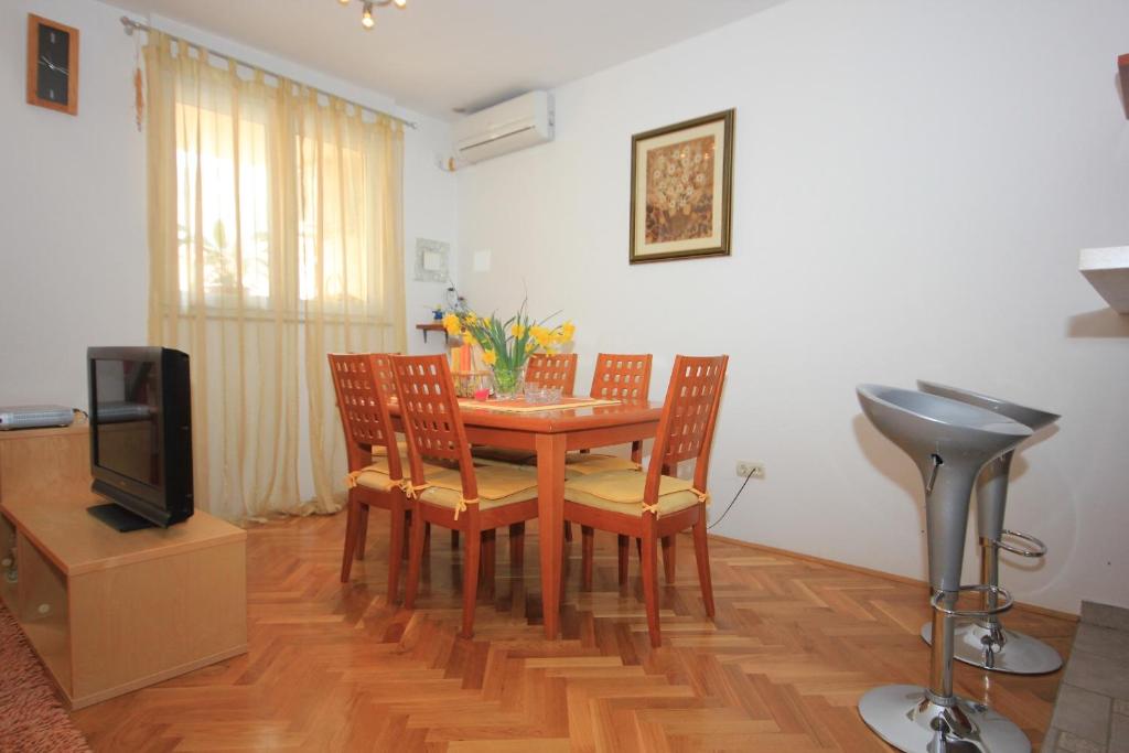 Fotografia z galérie ubytovania Apartments by the sea Omis - 7577 v Omise