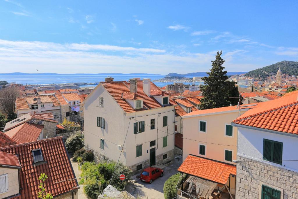 einen Blick auf die Stadt vom Turm in der Unterkunft Apartments with WiFi Split - 7588 in Split