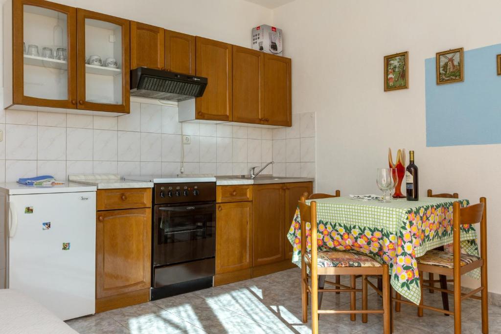 Kuchyňa alebo kuchynka v ubytovaní Apartments by the sea Seget Vranjica, Trogir - 5964