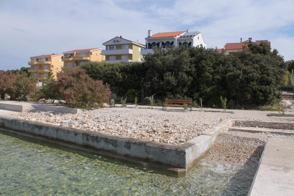 Zdjęcie z galerii obiektu Family friendly seaside apartments Kozino, Zadar - 6184 w Petrčane