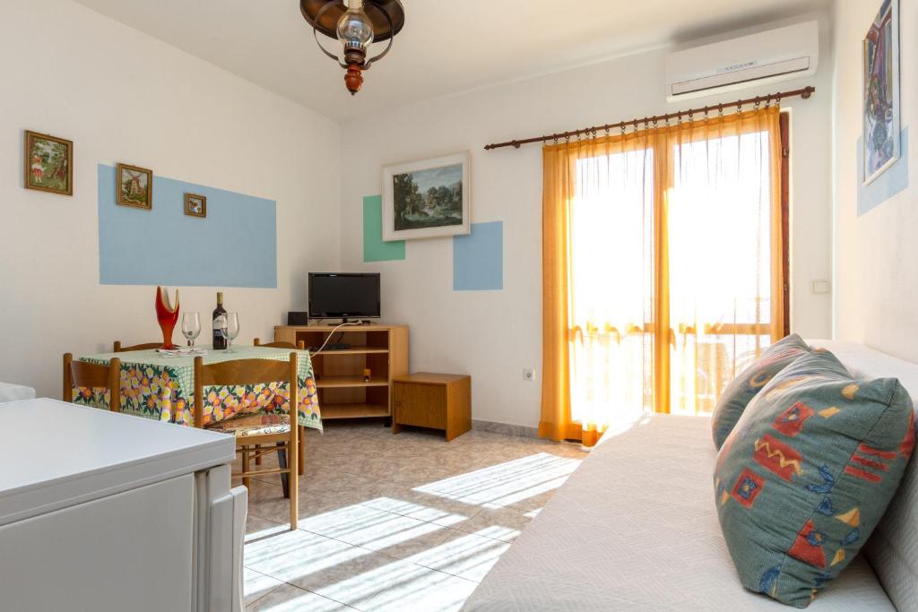 Televízia a/alebo spoločenská miestnosť v ubytovaní Apartments by the sea Seget Vranjica, Trogir - 5964