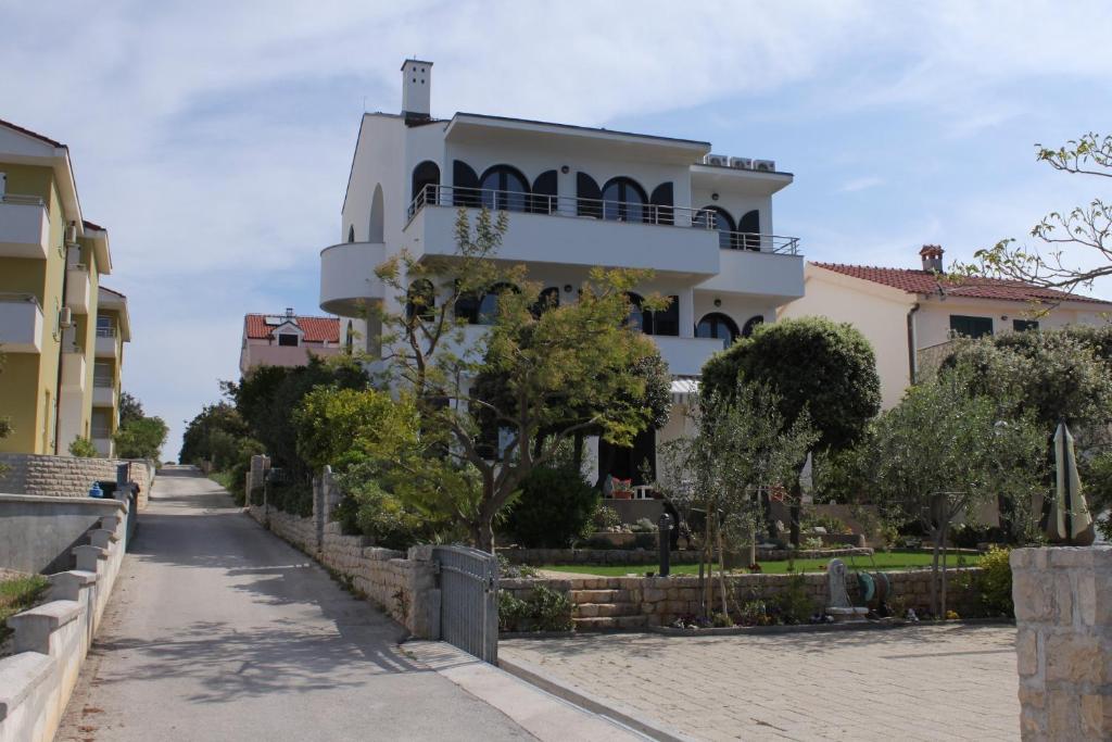 Zdjęcie z galerii obiektu Family friendly seaside apartments Kozino, Zadar - 6184 w Petrčane