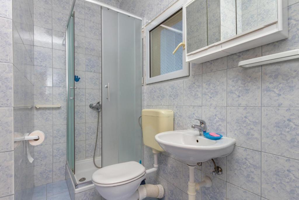 Kúpeľňa v ubytovaní Apartments by the sea Seget Vranjica, Trogir - 5964