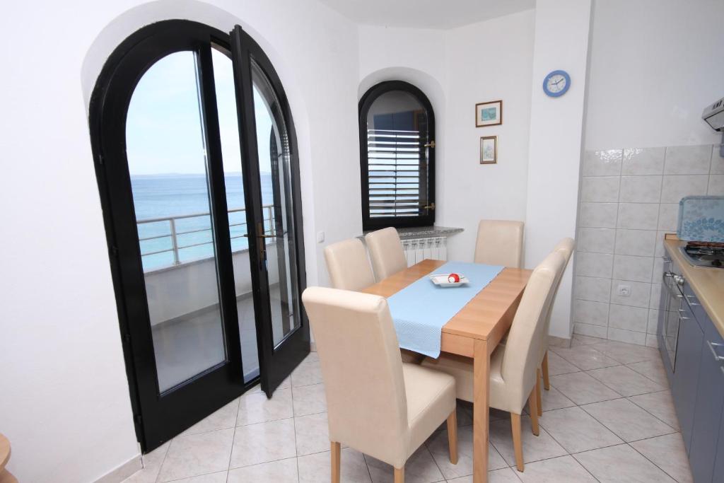 Zdjęcie z galerii obiektu Family friendly seaside apartments Kozino, Zadar - 6184 w Petrčane