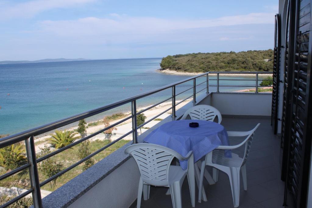 Zdjęcie z galerii obiektu Family friendly seaside apartments Kozino, Zadar - 6184 w Petrčane