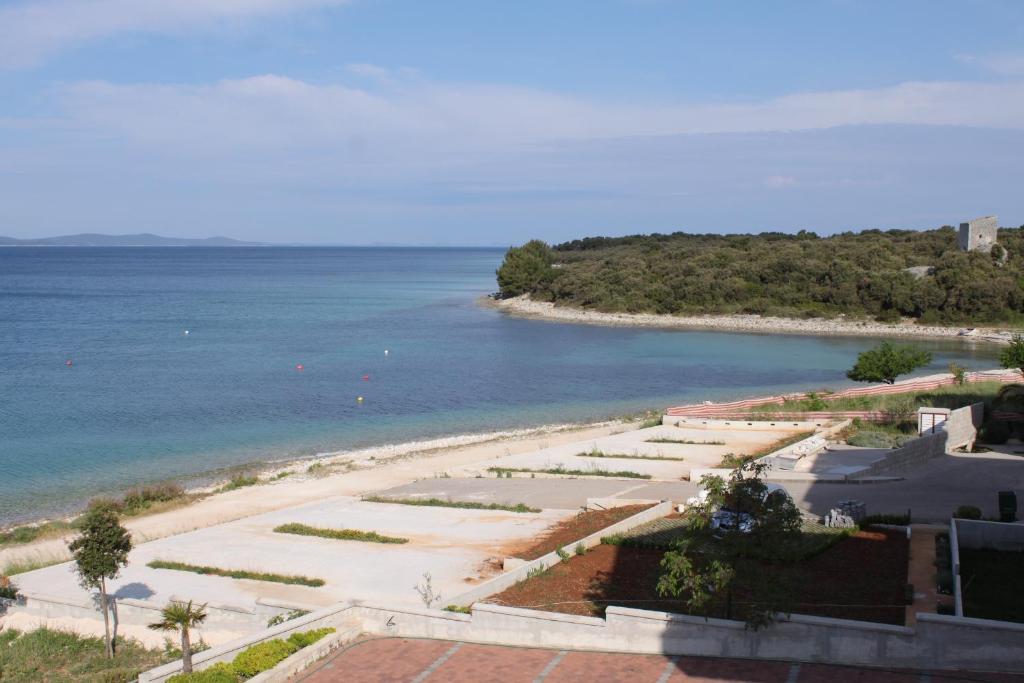 Zdjęcie z galerii obiektu Family friendly seaside apartments Kozino, Zadar - 6184 w Petrčane