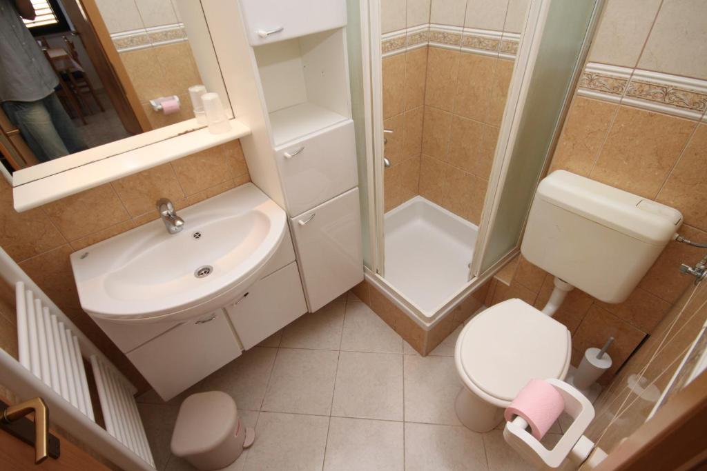 Zdjęcie z galerii obiektu Family friendly seaside apartments Kozino, Zadar - 6184 w Petrčane
