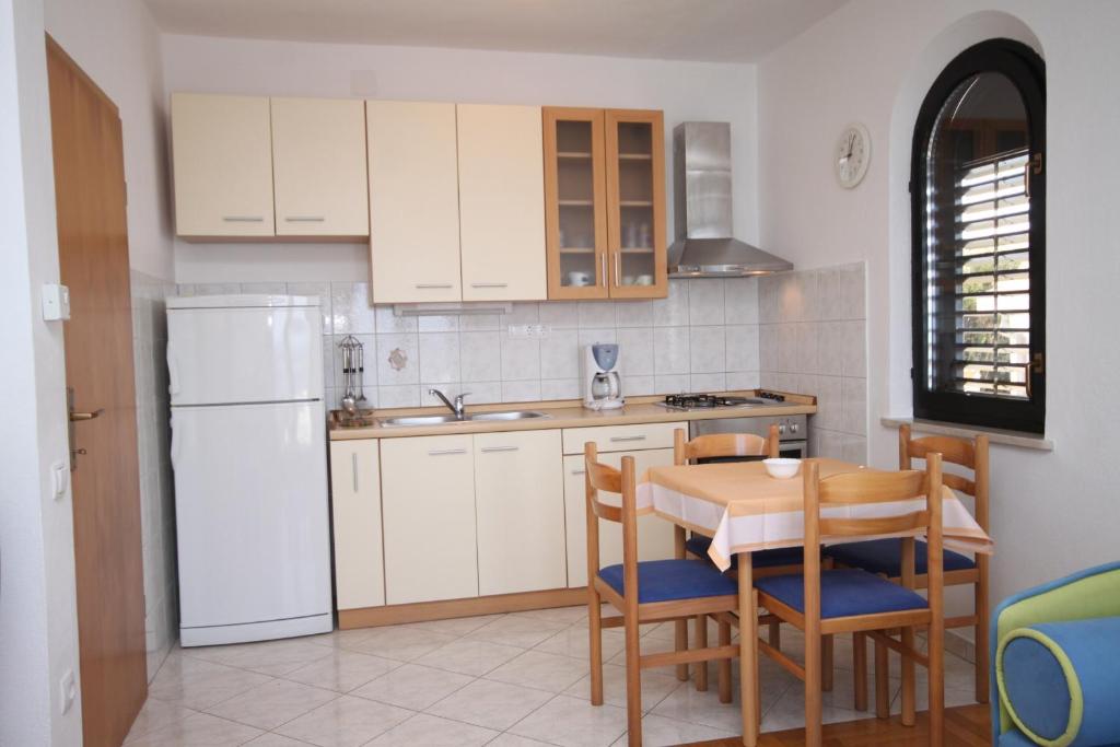 Zdjęcie z galerii obiektu Family friendly seaside apartments Kozino, Zadar - 6184 w Petrčane