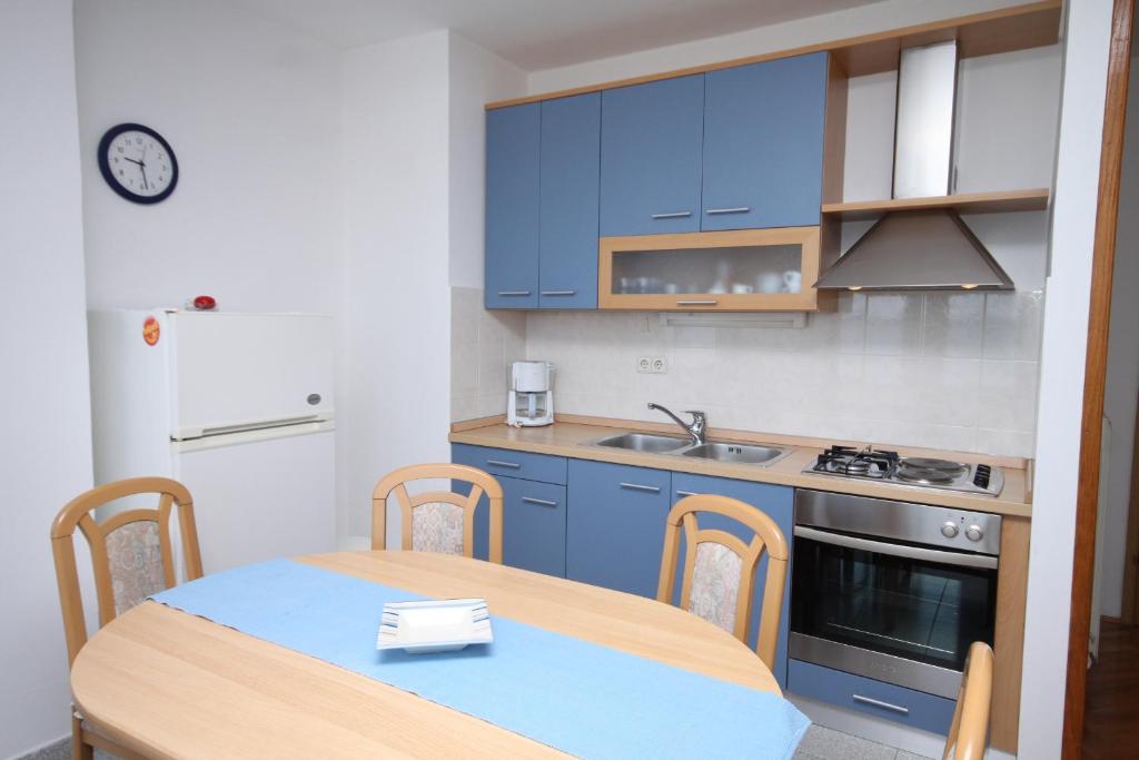 Zdjęcie z galerii obiektu Family friendly seaside apartments Kozino, Zadar - 6184 w Petrčane