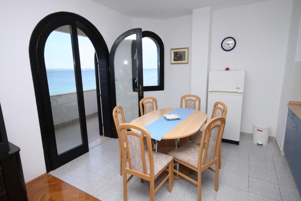 Zdjęcie z galerii obiektu Family friendly seaside apartments Kozino, Zadar - 6184 w Petrčane