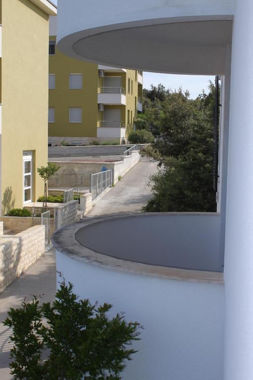 Zdjęcie z galerii obiektu Family friendly seaside apartments Kozino, Zadar - 6184 w Petrčane