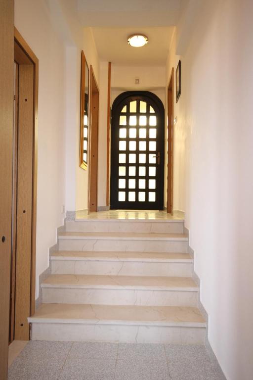 Zdjęcie z galerii obiektu Family friendly seaside apartments Kozino, Zadar - 6184 w Petrčane