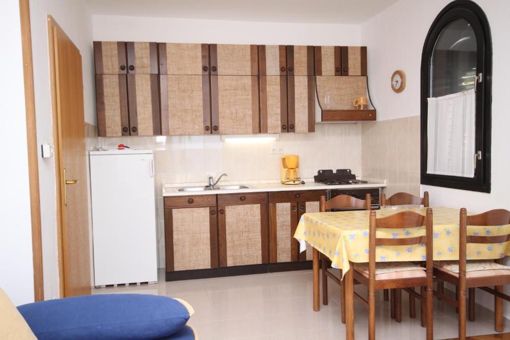 Zdjęcie z galerii obiektu Family friendly seaside apartments Kozino, Zadar - 6184 w Petrčane