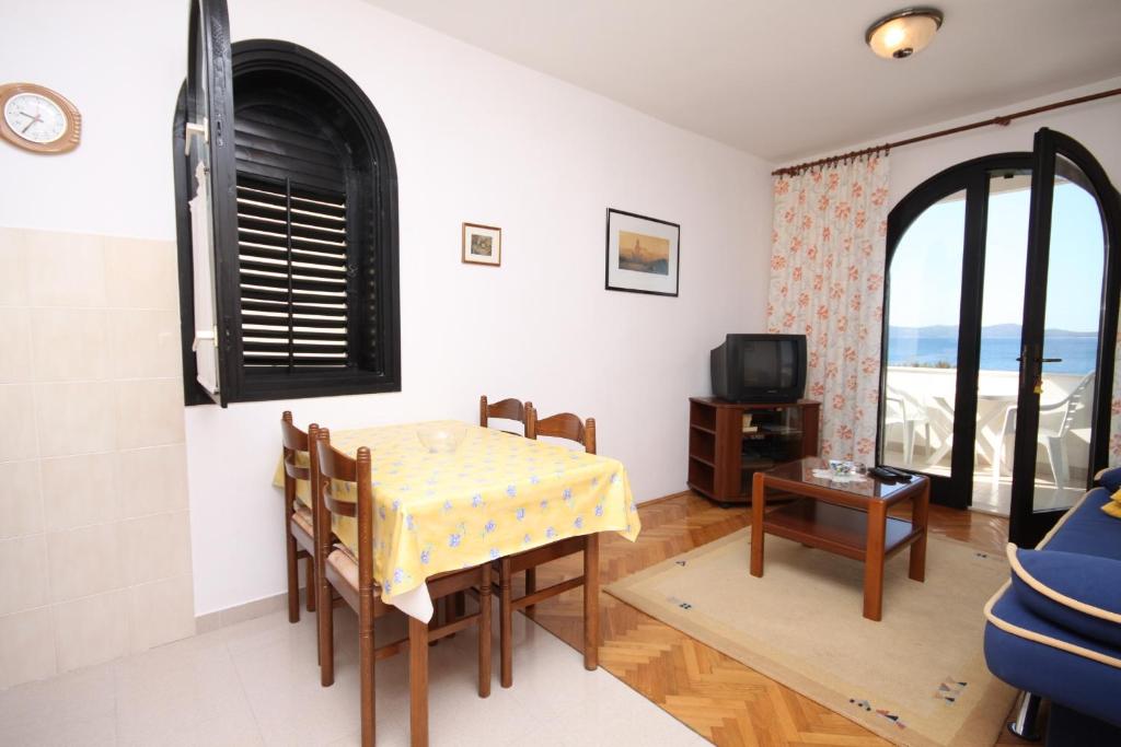 Zdjęcie z galerii obiektu Family friendly seaside apartments Kozino, Zadar - 6184 w Petrčane