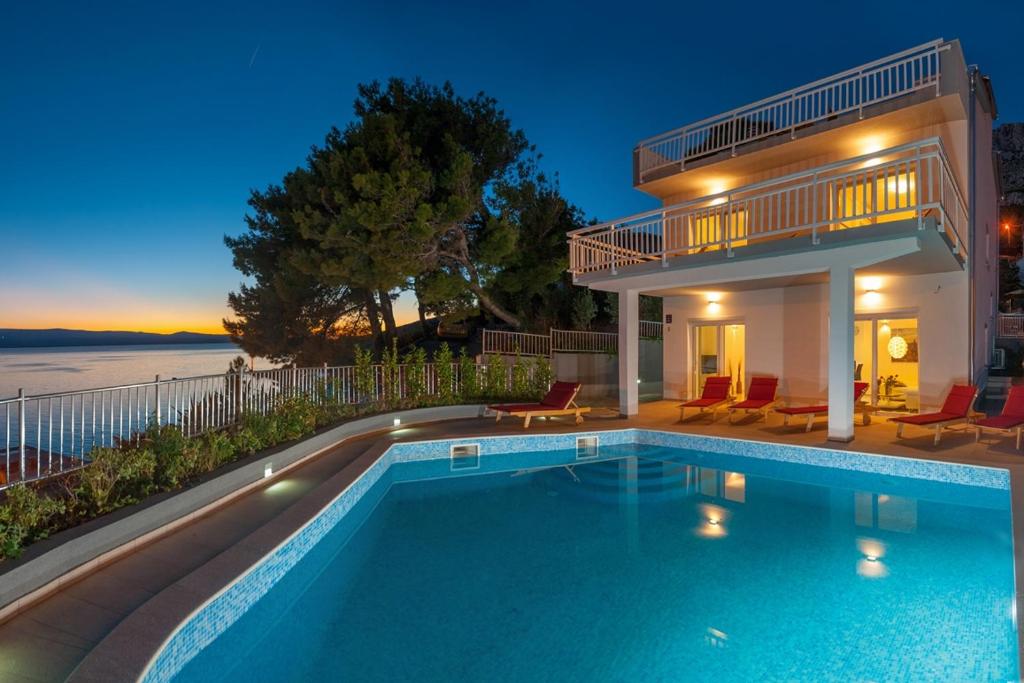 Fotografia z galérie ubytovania Seaside luxury villa with a swimming pool Medici, Omis - 6071 v Mimiciach