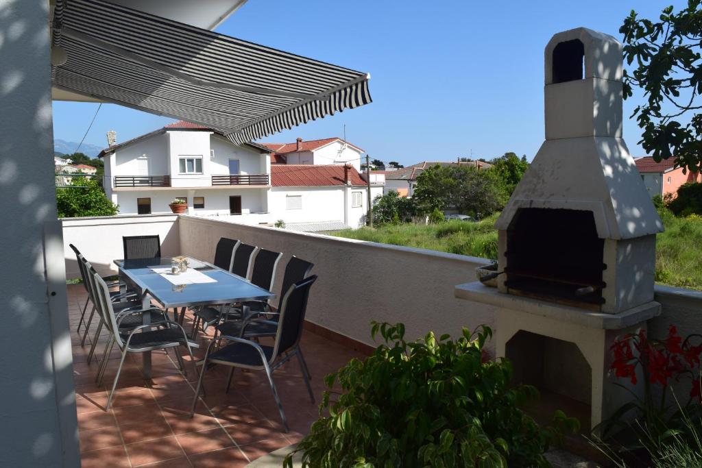 Apartments with parking space Rab - 12383