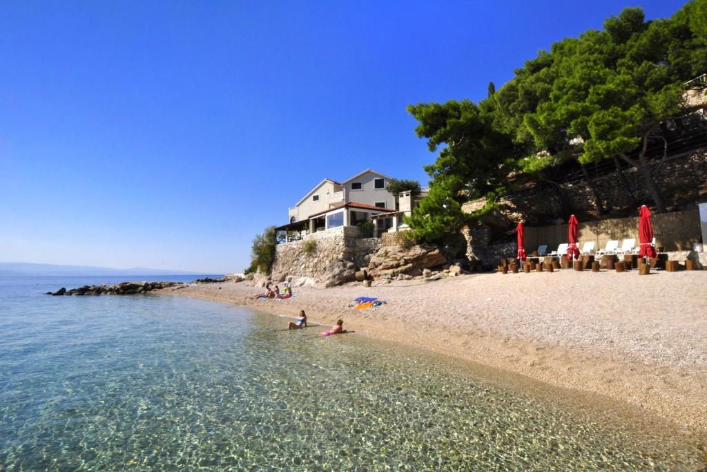 Fotografia z galérie ubytovania Apartments by the sea Pisak, Omis - 7519 v Mimiciach