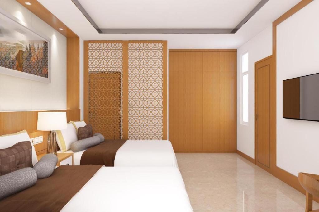 Habitación de hotel con cama y TV de pantalla plana. en Hong My Hotel, en Kon Tum (2)