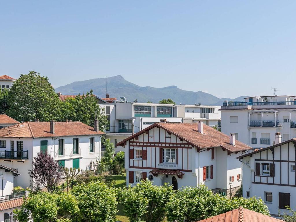 - une vue sur les maisons d'une ville dans l'établissement Appartement moderne au centre-ville avec parking à Saint-Jean-de-Luz - FR-1-4-646, à Saint-Jean-de-Luz