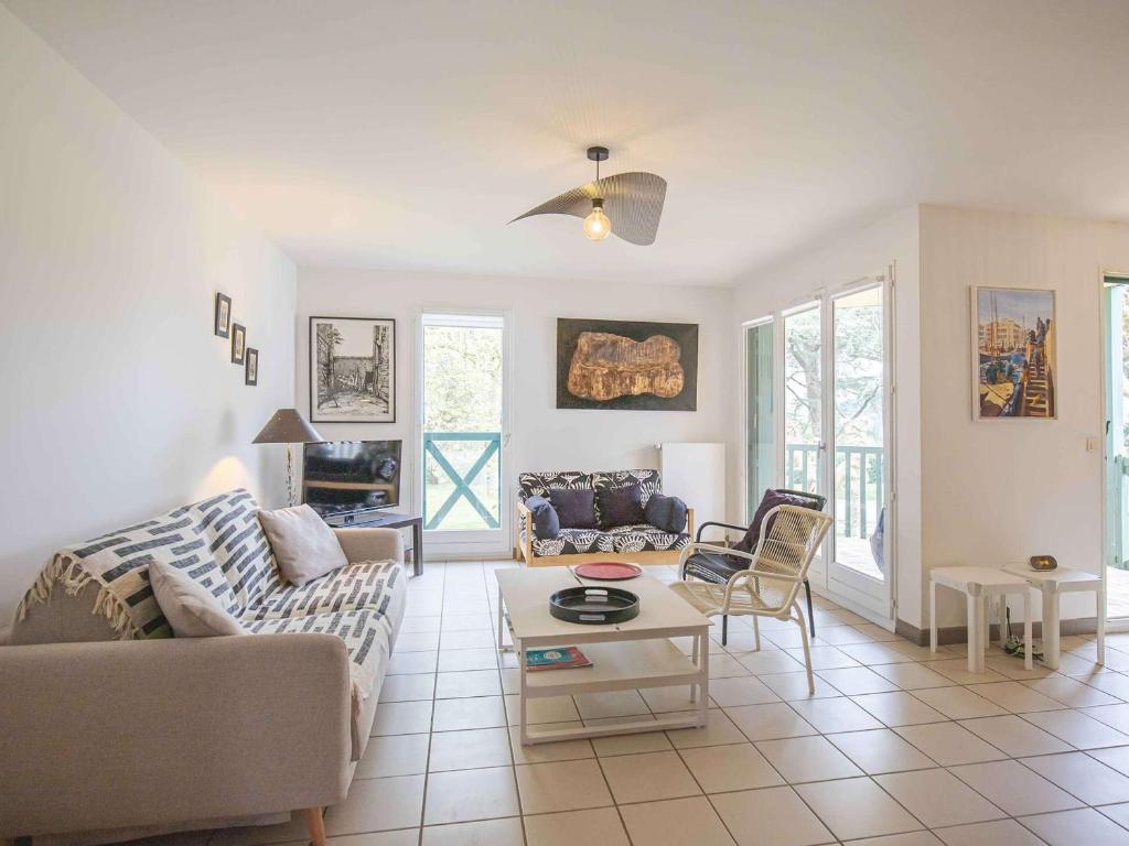 Photo de la galerie de l'établissement Vacances Calmes à Saint-Jean-de-Luz: Bel Appartement 3 Étoiles, Proche Plage et Centre-Ville - FR-1-4-654, à Saint-Jean-de-Luz