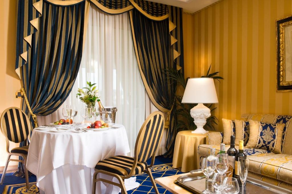 Posezení v ubytování Royal Olympic Hotel