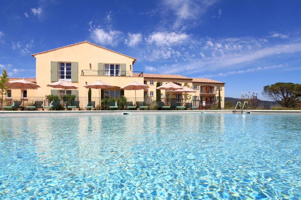 uma grande piscina em frente a um edifício em Le Domaine de Saint Endreol Golf & Spa Resort em La Motte