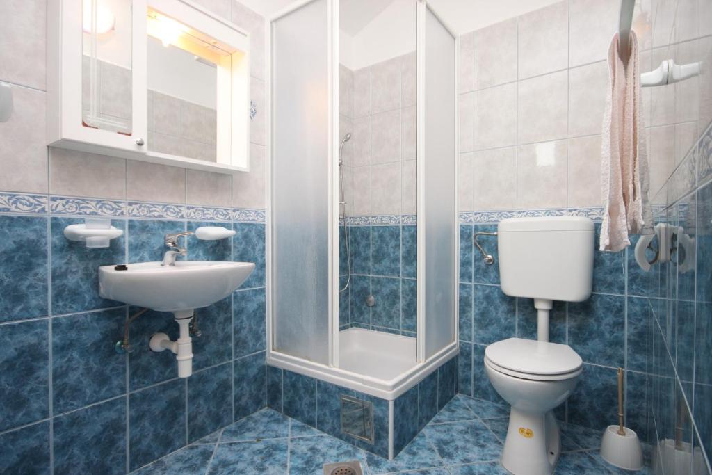 a bathroom with a toilet and a sink at Apartments with a parking space Sveti Petar, Biograd - 6174 in Sveti Filip i Jakov