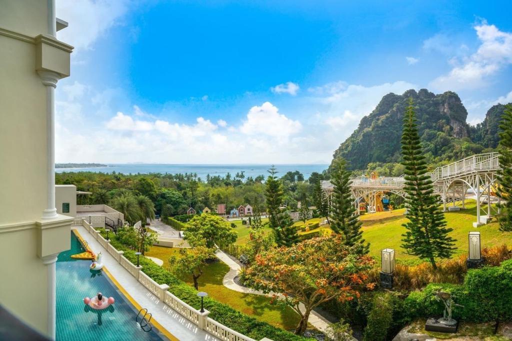 balcone con vista su un resort con piscina di Heaven View Krabi SHA ad Ao Nam Mao