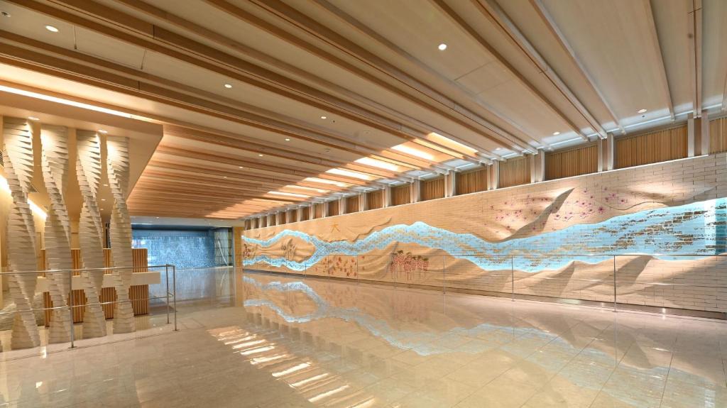 京都市にあるアルアホテル京都の大きな絵画が壁に描かれたロビー