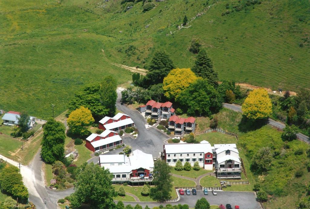 una vista aérea de una casa en una montaña en Waitomo Village Chalets home of Kiwipaka en Waitomo Caves